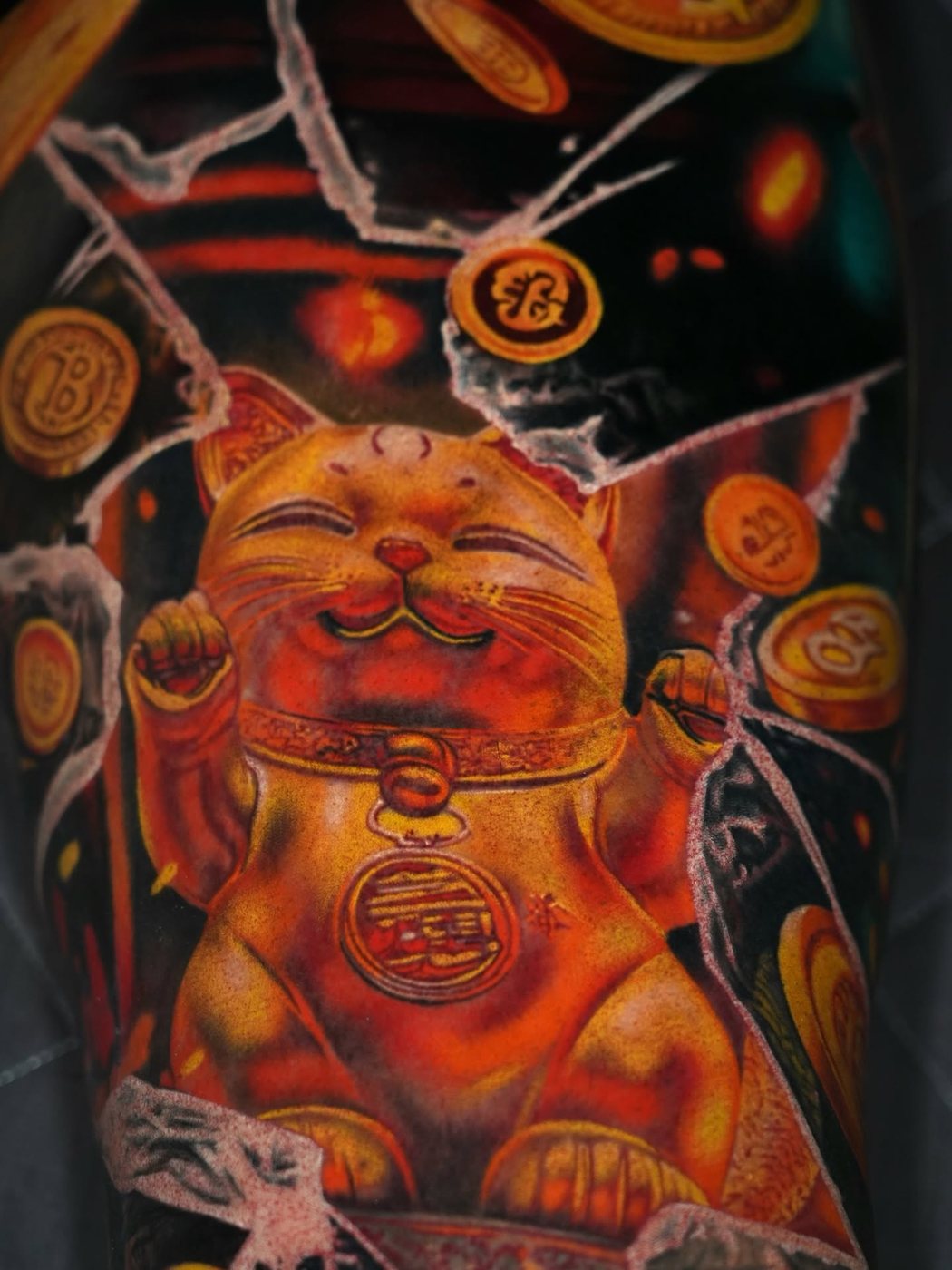 Maneki neko sleeve in warm gold and orange
